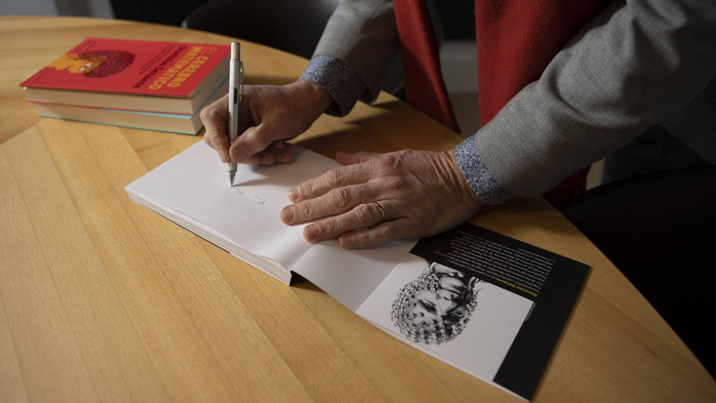 El neurocientífico francés Stanislas Dehaene firma un ejemplar de un libro en Madrid. (I. B.)