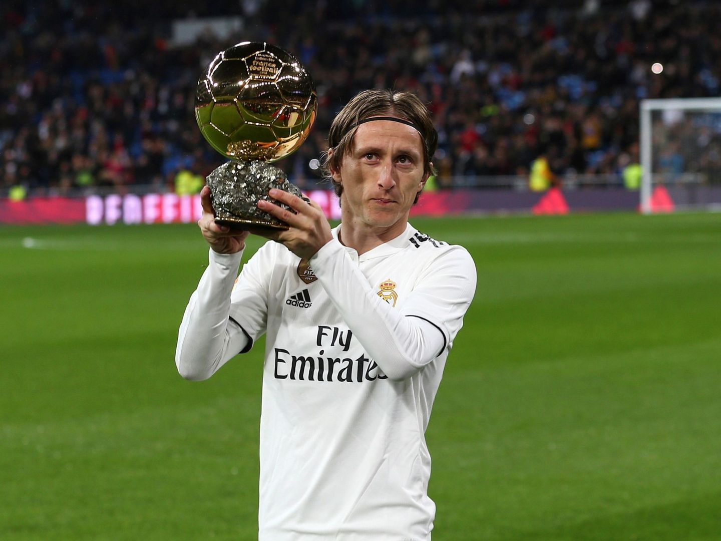 Modric ofrece el Balón de Oro al Bernabéu. (EFE)