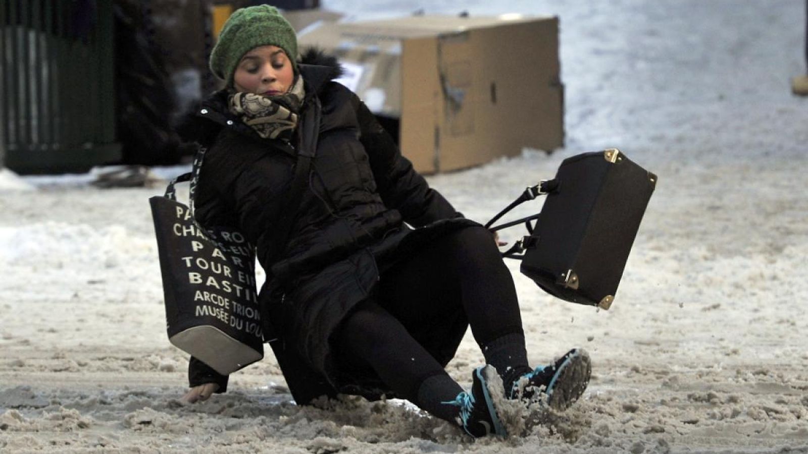 Foto: Una mujer se resbala en la nieve