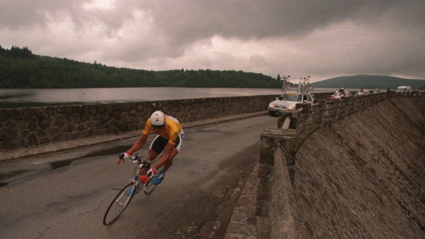 Miguel Indurain, corriendo el Tour de Francia de 1995. (Getty)