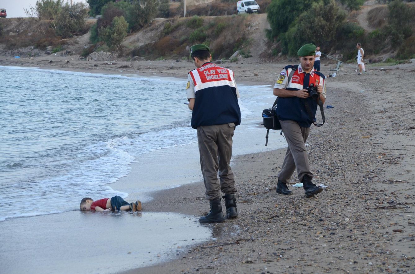 Foto: Un agente turco un niño sirio que se ahogó durante el viaje a la isla griega de Kos, el 2 de septiembre de 2015 (Reuters).