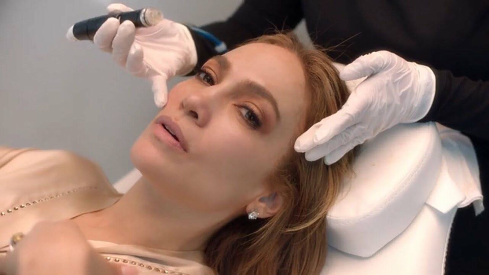Jennifer Lopez, probando su protocolo Hydrafacial con JLo Beauty. (Cortesía)