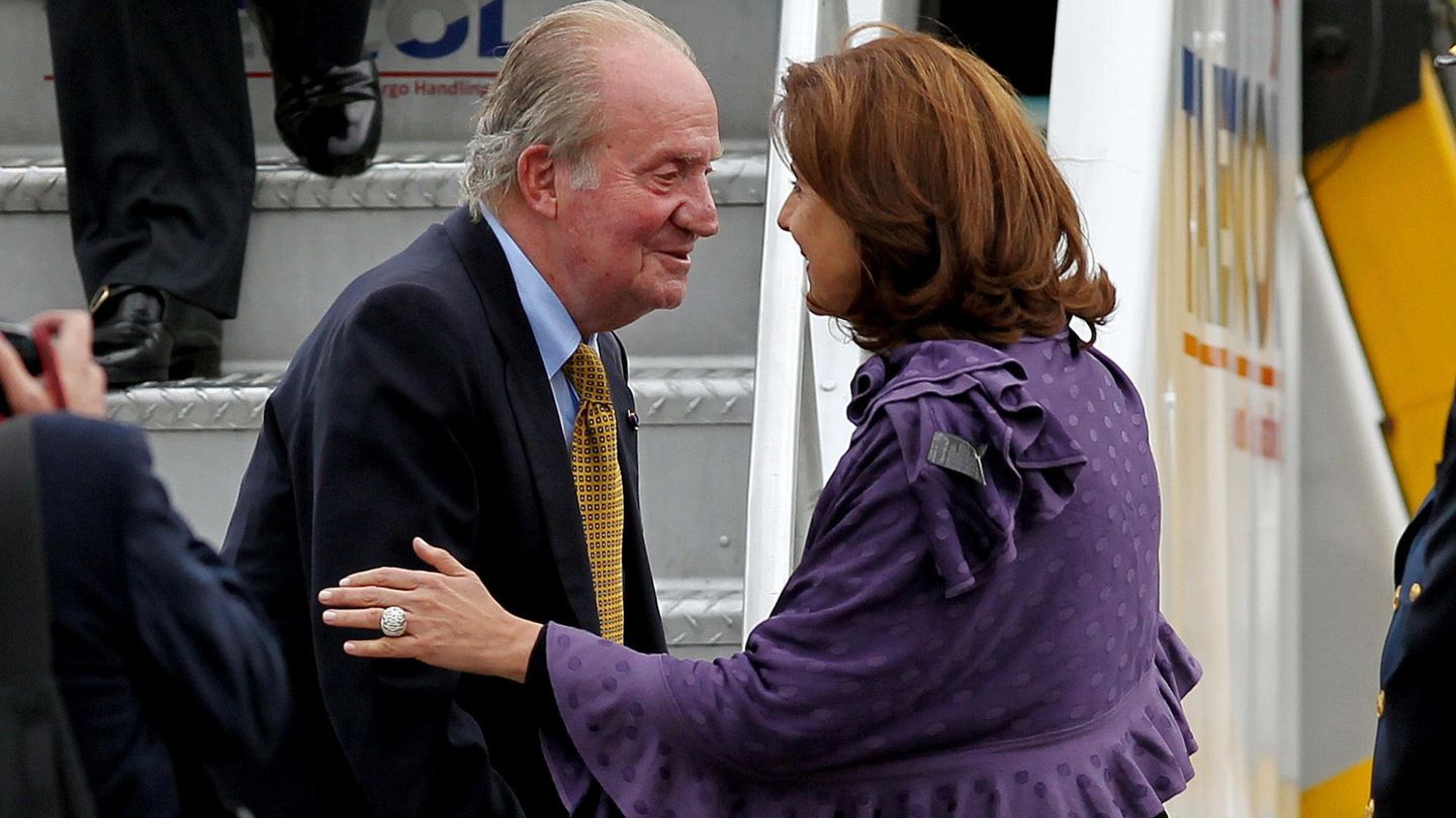 El rey Juan Carlos saluda a la canciller colombiana, María Ángela Holguín (AP)