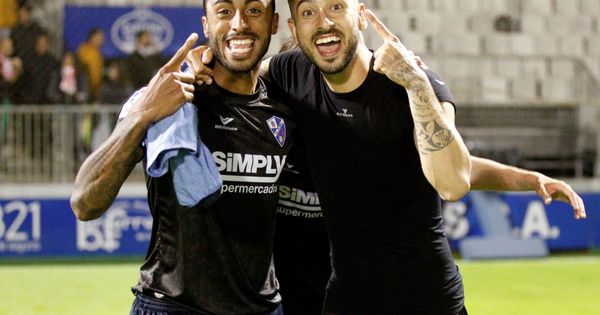 Foto: Los jugadores del Huesca, Carlos Akapo y Álvaro Vadillo, celebran el ascenso a Primera división tras ganar en Lugo. (EFE)