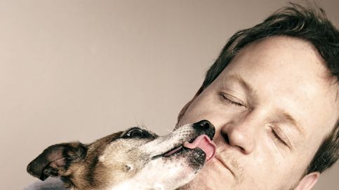 La razón por la que deberías dejar que tu perro te bese