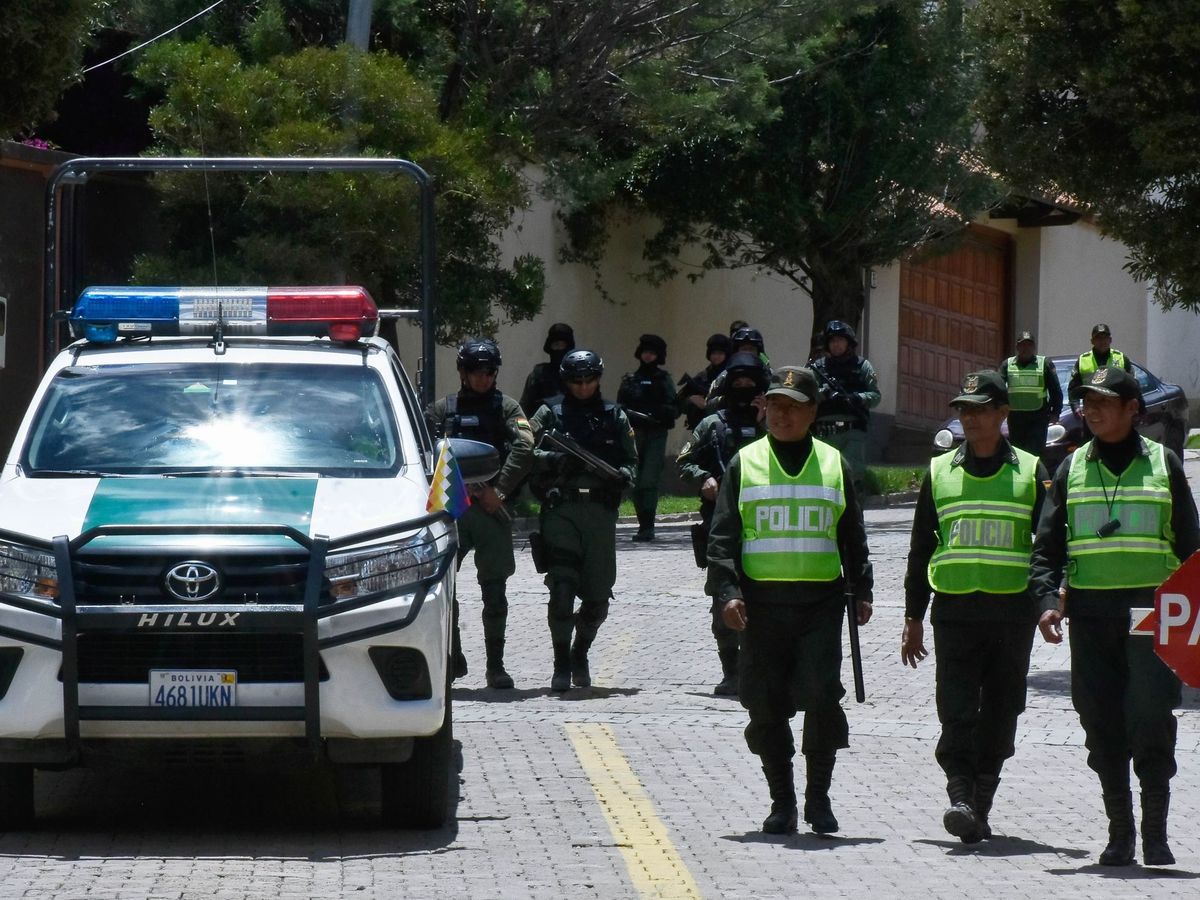 Foto: Cientos de policías bolivianos son desplegados en los alrededores de la residencia de la embajada de México en La Paz. (EFE)
