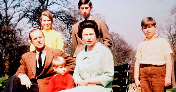 Foto: La reina Isabel, su marido y sus hijos. (Getty)