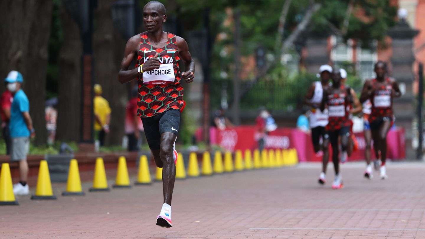 Eliud Kipchoge durante el maratón de Tokio 2020. (Reuters)