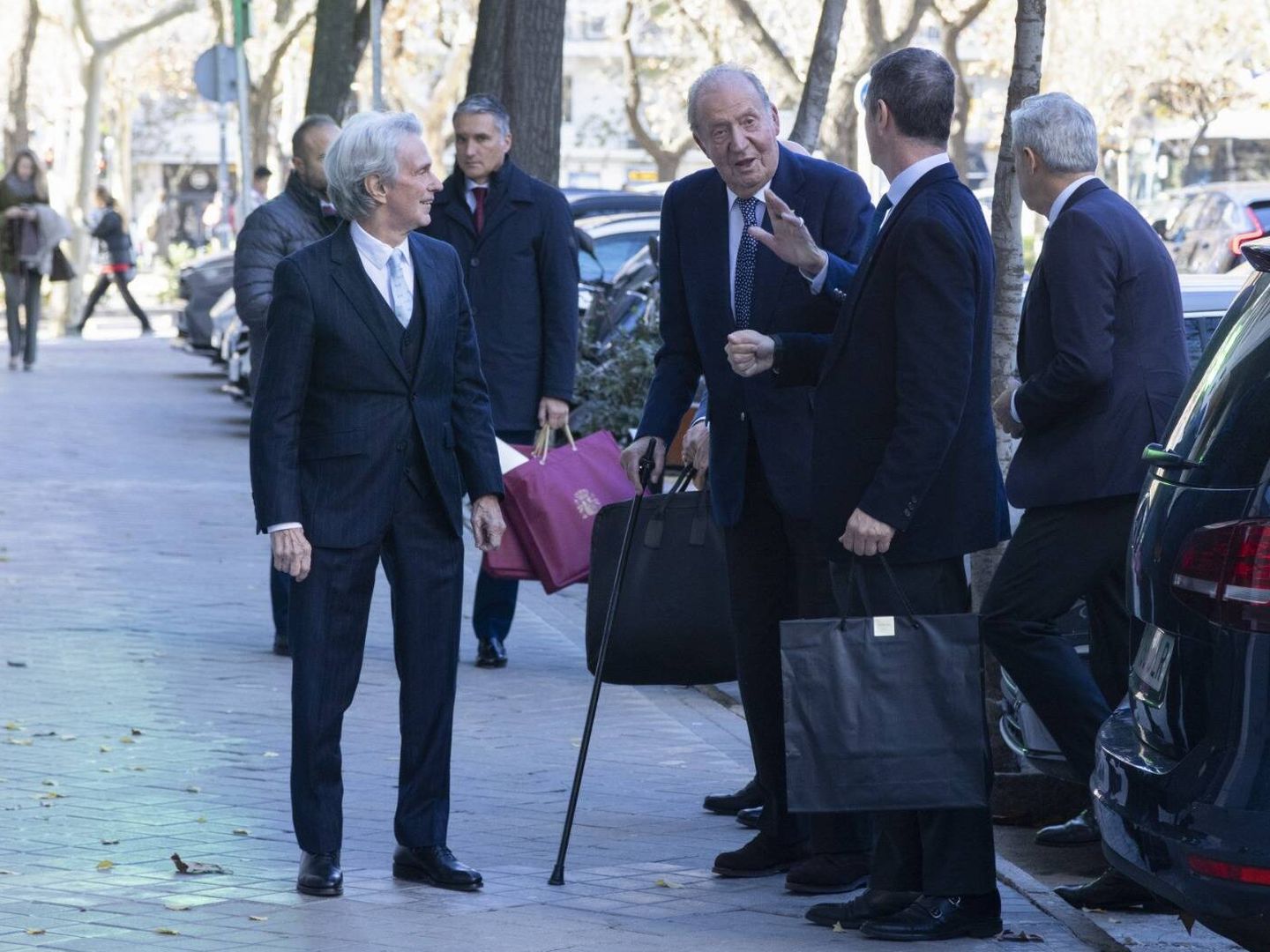 El rey Juan Carlos, a su llegada al restaurante. (Gtres)