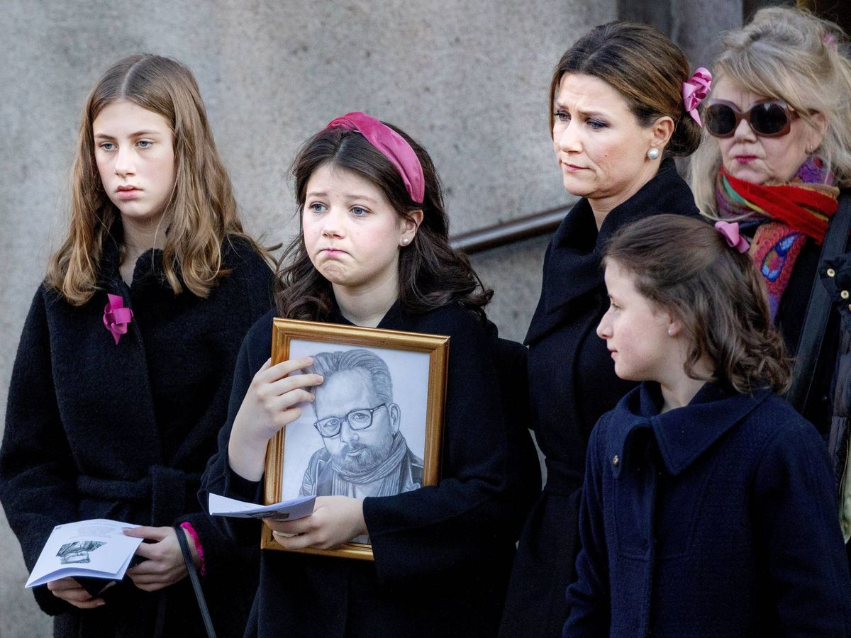 Foto: La familia de Ari Behn, en su sepelio. (Cordon Press)