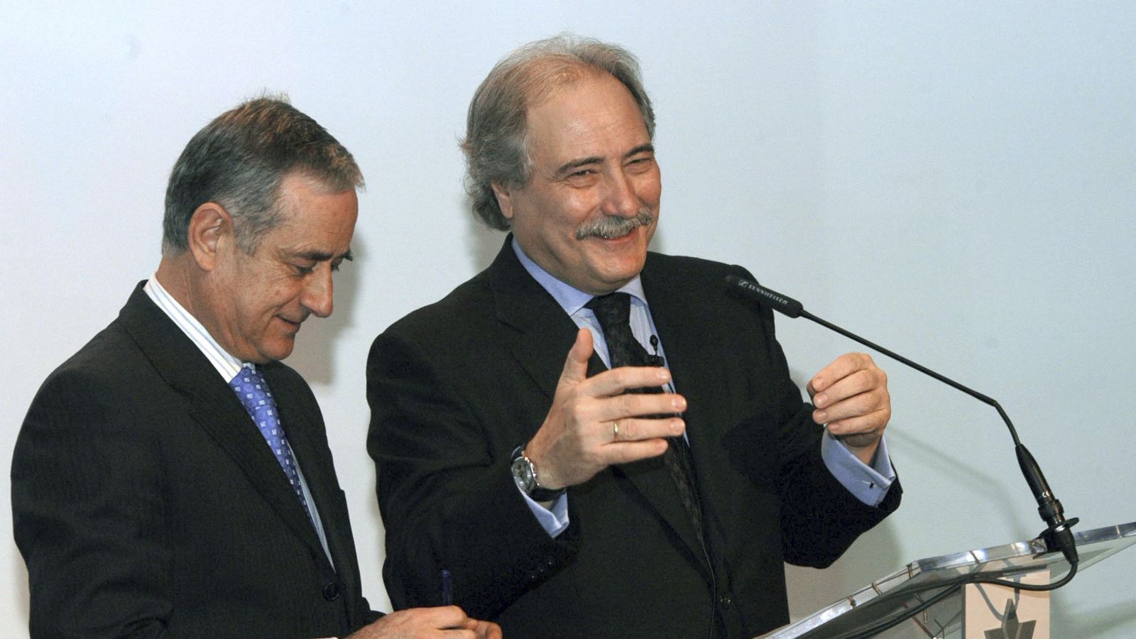 Foto: Juan Pedro Hernández Moltó (d), junto al exdirector general de CCM Ildefonso Ortega. (EFE)