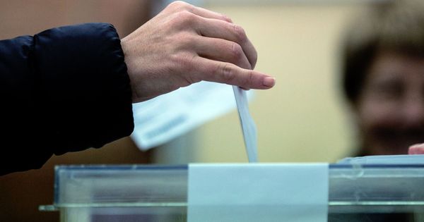 Foto: Un ciudadano deposita su voto en una urna. (EFE)