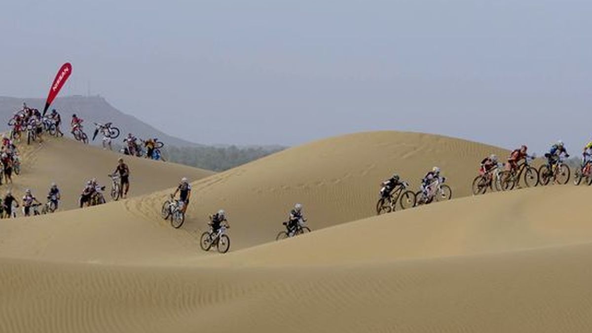 Luis Pasamontes pasa de correr el Tour de Francia a sufrir en el duro y seco desierto