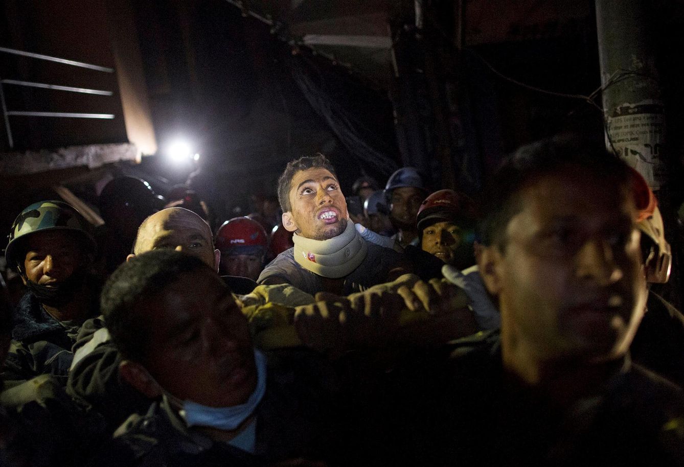 Foto: Rishi khanal tras ser rescatado de entre los escombros después de pasar 82 horas atrapado (Reuters). 