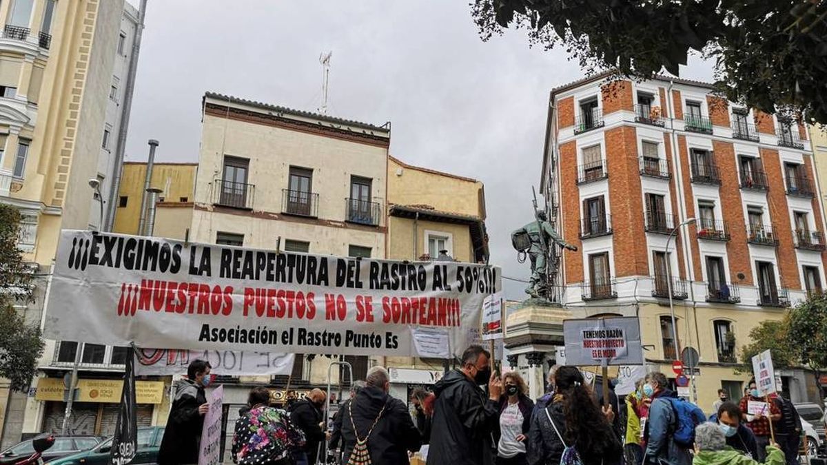 El Rastro de Madrid reabre tras ocho meses, con menos puestos y aforo máximo