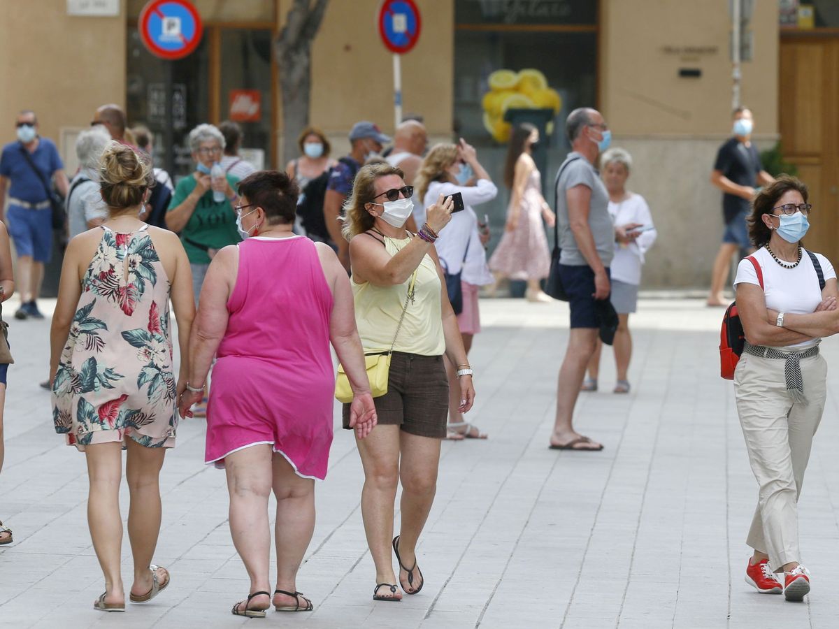 Foto: Varias personas pasean por las calles de Mallorca. (Reuters) 