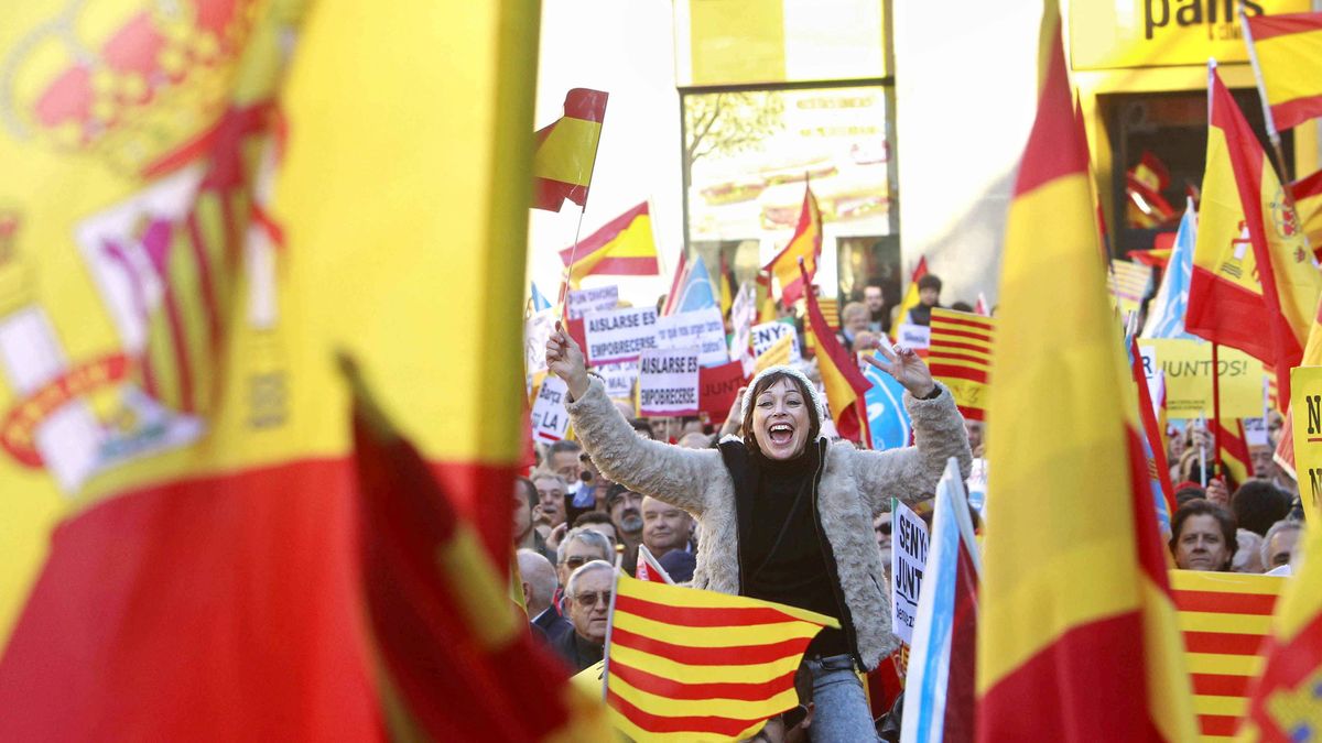 Miles de ciudadanos se manifiestan en Barcelona en defensa de la Constitución