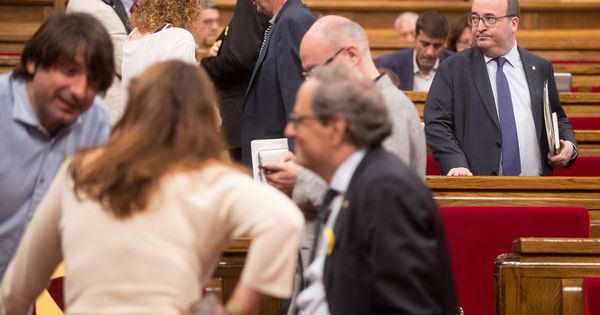 Foto: Quim Torra y Miquel Iceta, en el inicio del pleno en el Parlament. (EFE)