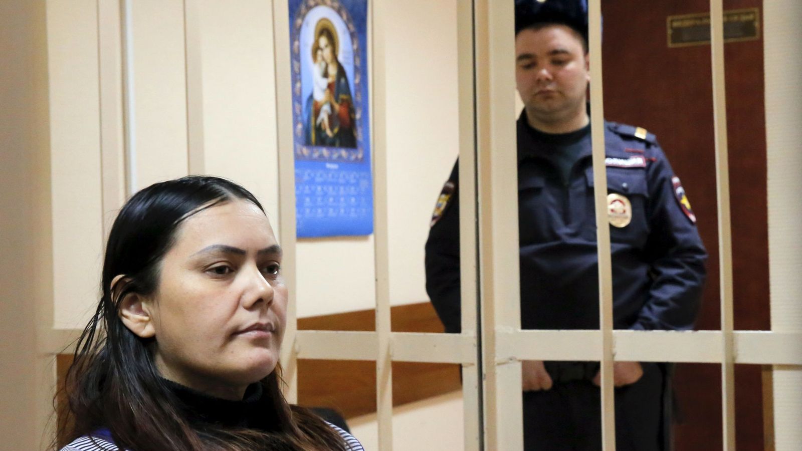 Foto: Gulchejrá Bobokúlova, sentada en la celda de los acusados durante su juicio en Moscú, el 2 de marzo de 2016 (Reuters)