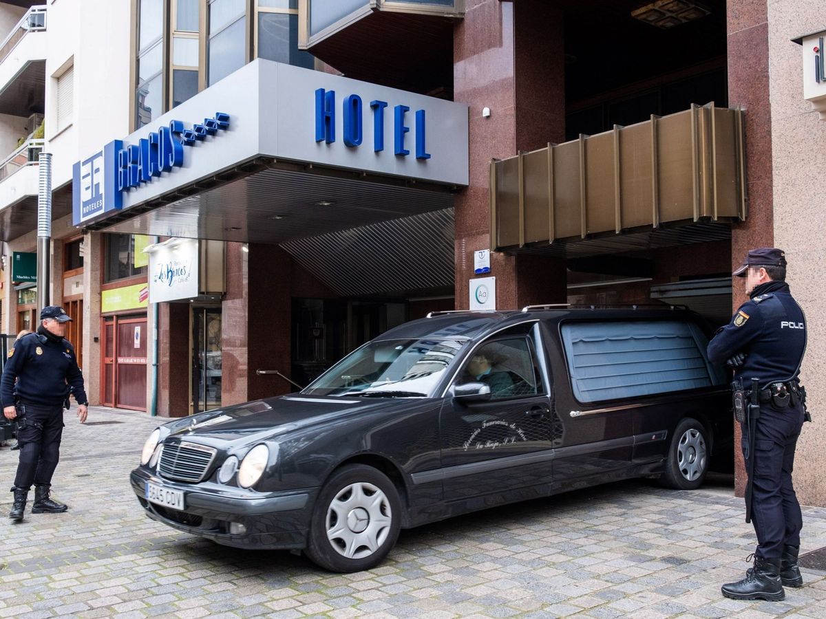 Foto: Un coche fúnebre sale del hotel de Logroño. (EFE)