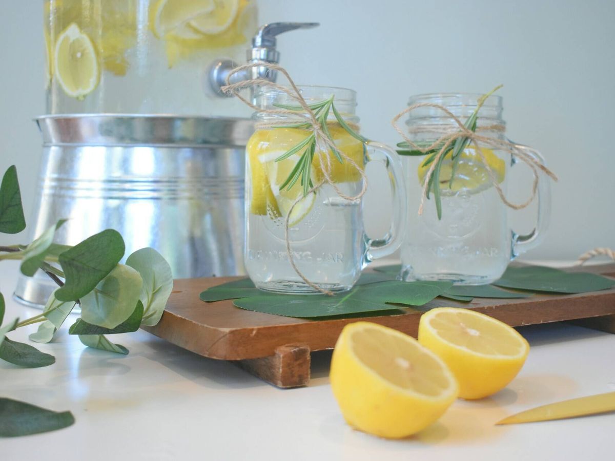 Foto: Esto es lo que dice una nutricionista sobre tomar agua con limón en ayunas: no es lo que esperas. (Unsplash/Mariah Hewines)