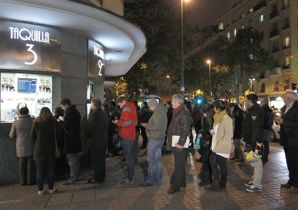 Foto: Colas de cine en Madrid el pasado lunes coincidiendo con la guerra de precios (EFE)