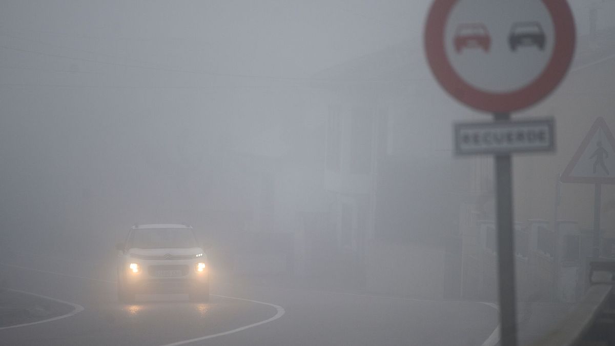 Estos son los trucos imprescindibles para conducir con niebla y no pasar miedo