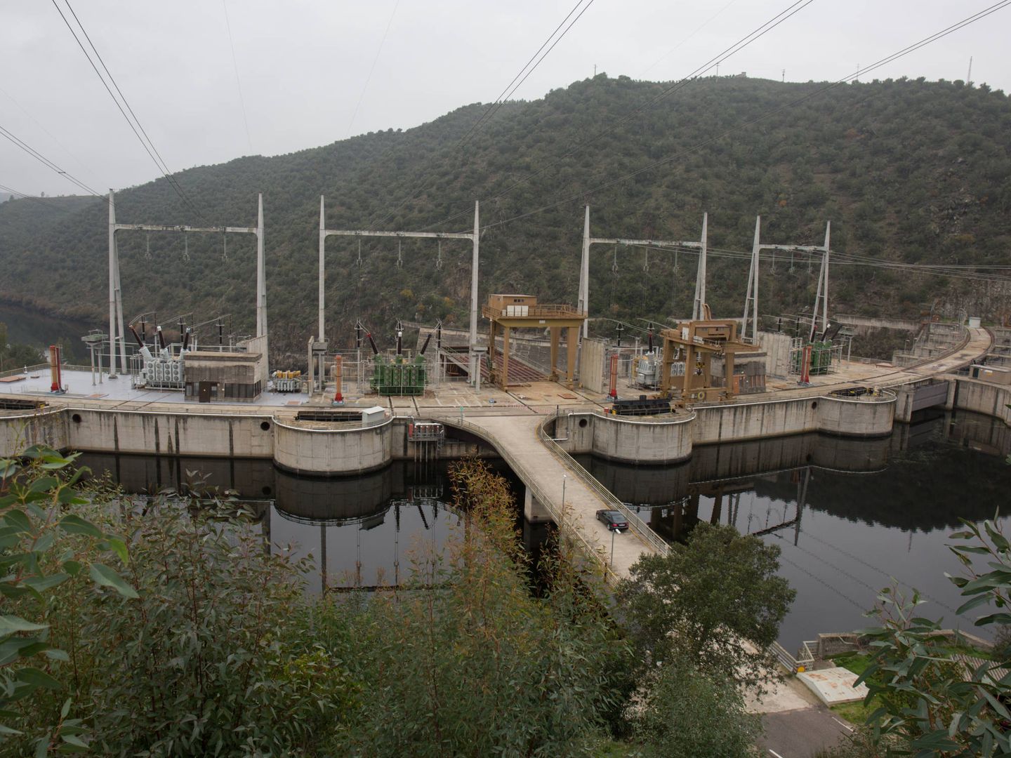 Vista de la central hidroeléctrica de Cedillo desde el lado español. (D. B.)