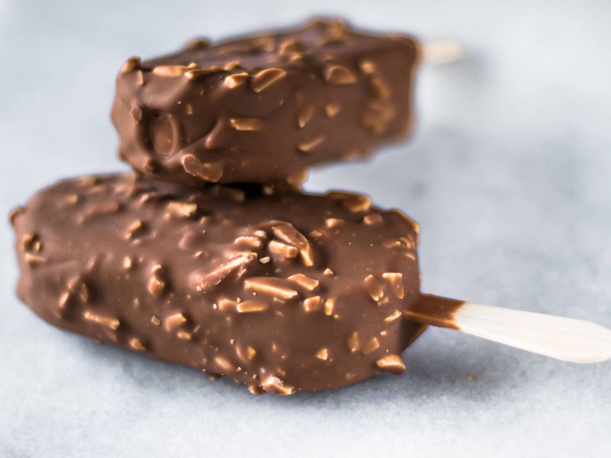 Foto: Dos helados de almendra y chocolate. (iStock)