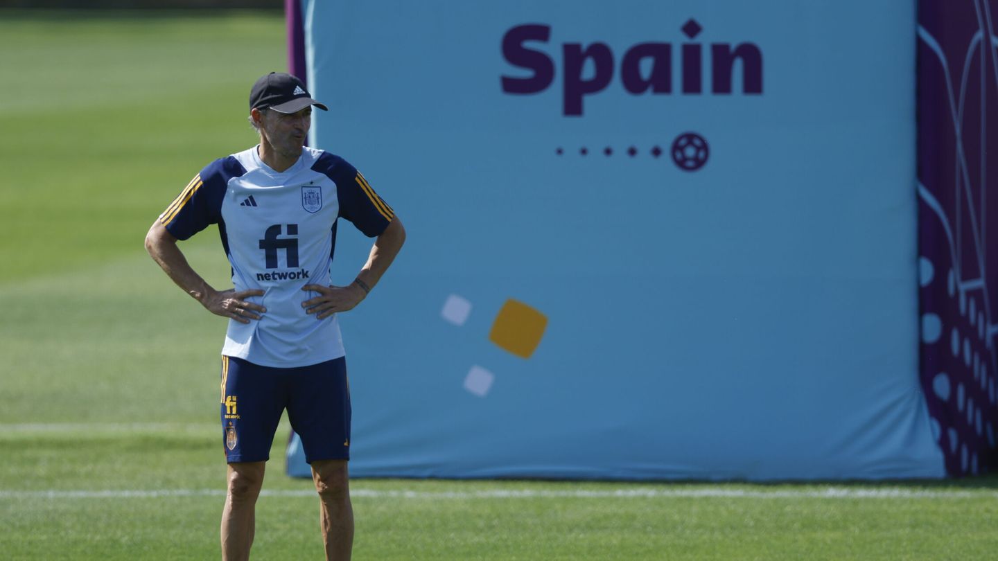 Luis Enrique, pendiente del entrenamiento de la Selección española. (EFE/José Méndez)