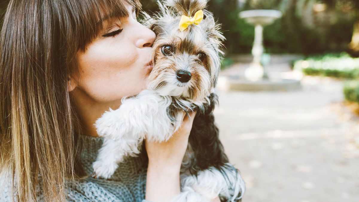 No es un estereotipo: las mujeres prefieren perros más pequeños