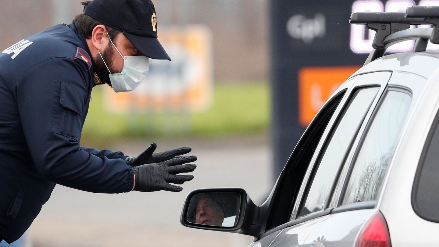 Un policía, en un control de carretera en Codogno. (Reuters)