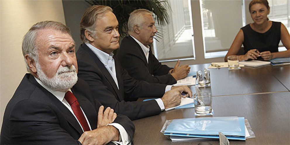 Foto: Cospedal impone la ley del silencio y Mayor Oreja frena, de momento, el debate interno