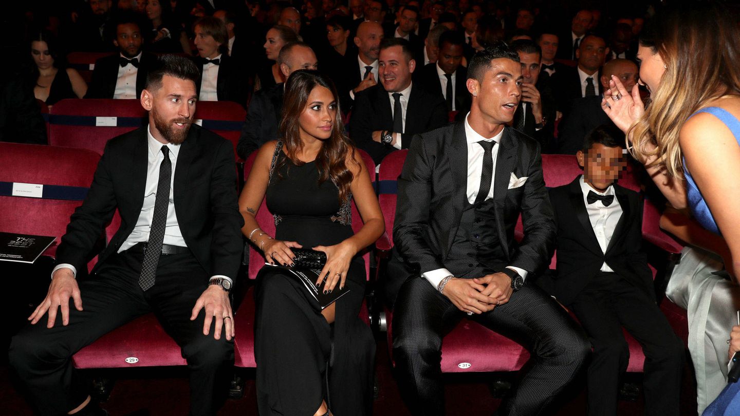 Cristiano Ronaldo junto a Leo Messi y su hijo. (Gtres)