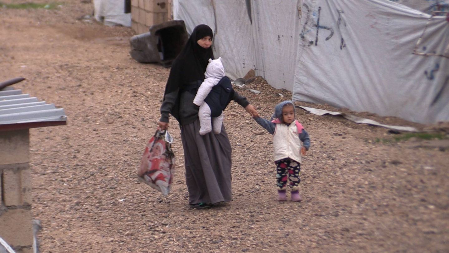 Una mujer con sus hijos en el campamento de al Roj, destinado a las familias de los yihadistas. (P. Cebrián)
