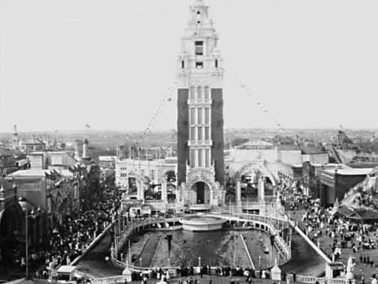Histórica foto de la torre que presidía el antiguo parque de atracciones Dreamland de Coney Island en 1907. 