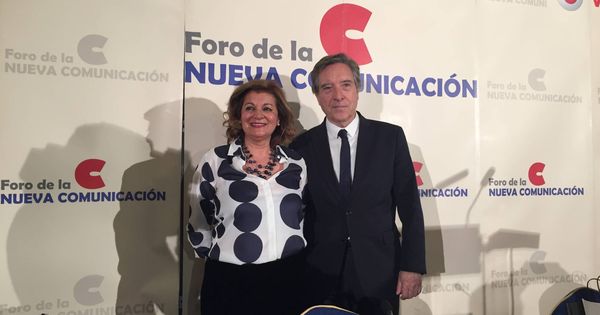 Foto: Carmen Amores, presidenta de FORTA, junto a Iñaki Gabilondo durante el desayuno informativo.