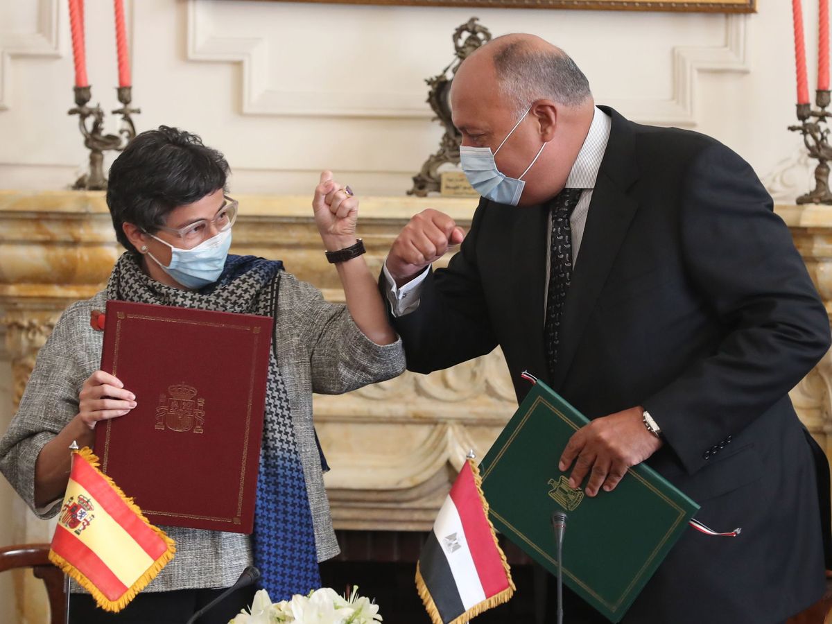 Foto: La ministra de Exteriores española, Arancha González Laya, junto al ministro de Exteriores egipcio, Sameh Shoukry. (EFE)