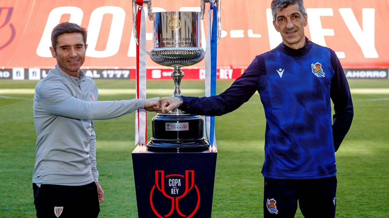 Foto: Los entrenadores del Athletic Club y Real Sociedad posan con el trofeo. (EFE)