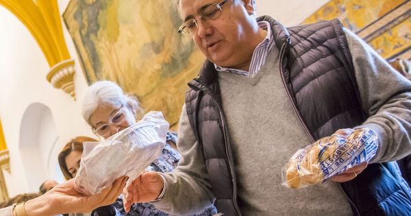 Foto: El ministro del Interior, Juan Ignacio Zoido, compra unos dulces en la XXXII Muestra Anual de Dulces de Conventos de Clausura en Sevilla. (EFE)
