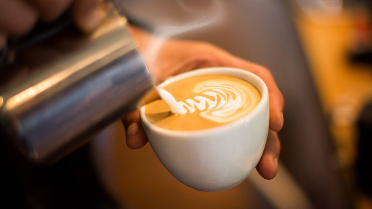 El inesperado beneficio para la salud de tomar café con leche