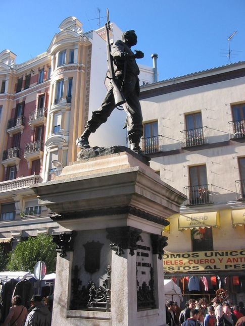 Foto: Estatua de Eloy Gonzalo en la madrileña plaza del Cascorro. (Alberto Salguero/Wikicommons)
