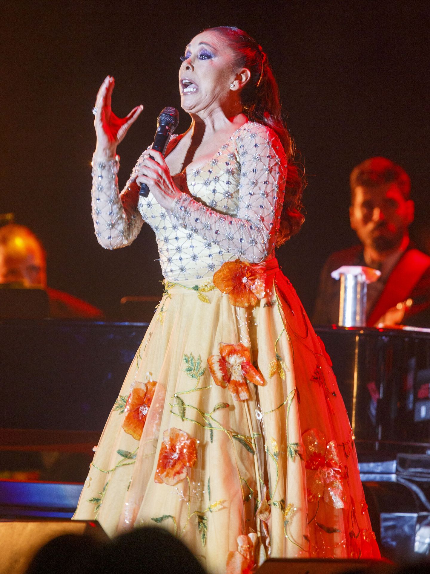 Isabel Pantoja, en un concierto en Zaragoza. (EFE/Javier Belver) 