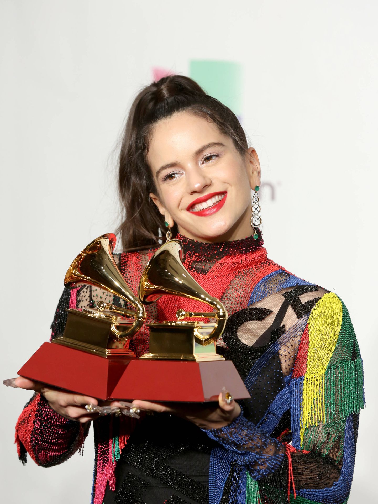 Rosalía, con sus premios Grammy en Las Vegas. (Getty)