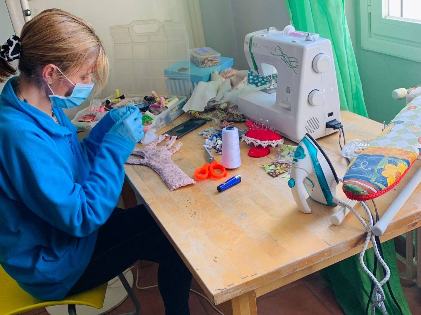Ana ha recuperado una antigua máquina de coser para hacer mascarillas. (EC)