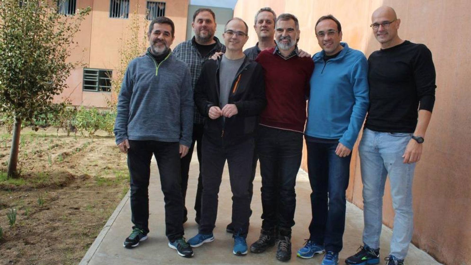 Foto: Los siete dirigentes independentistas presos en Lledoners (de izda. a dcha.): Jordi Sànchez, Oriol Junqueras, Jordi Turull, Joaquim Forn, Jordi Cuixart, Josep Rull y Raül Romeva. (EFE)