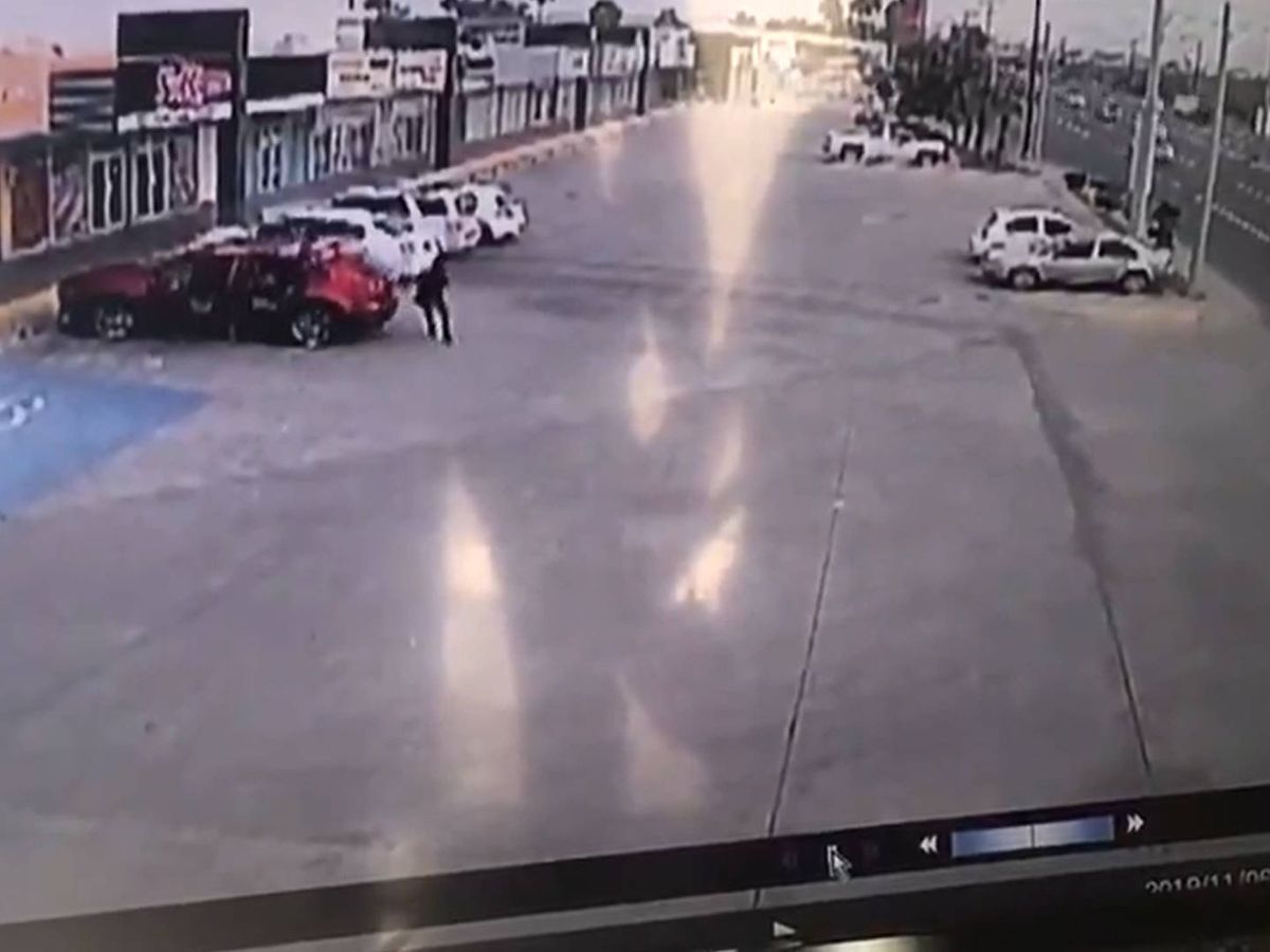 Foto: Los asesinos siguieron al policía hasta un parking y allí se bajaron dos sicarios para disparar más de cien veces sobre su coche (Foto: Twitter)