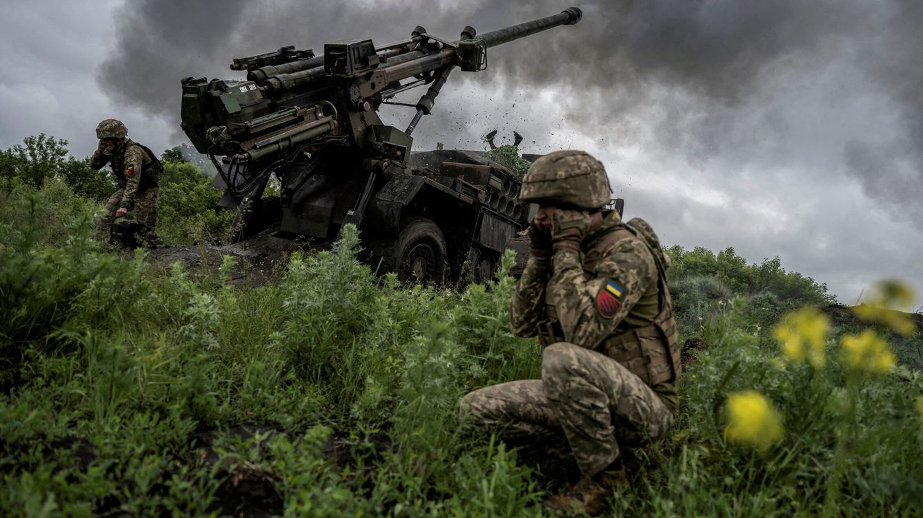 Foto: Soldados ucranianos disparan un 'howitzer' Caesar cerca de la ciudad de Avdiivka, en la región de Donetsk. (Reuters/Viacheslav Ratynskyi)