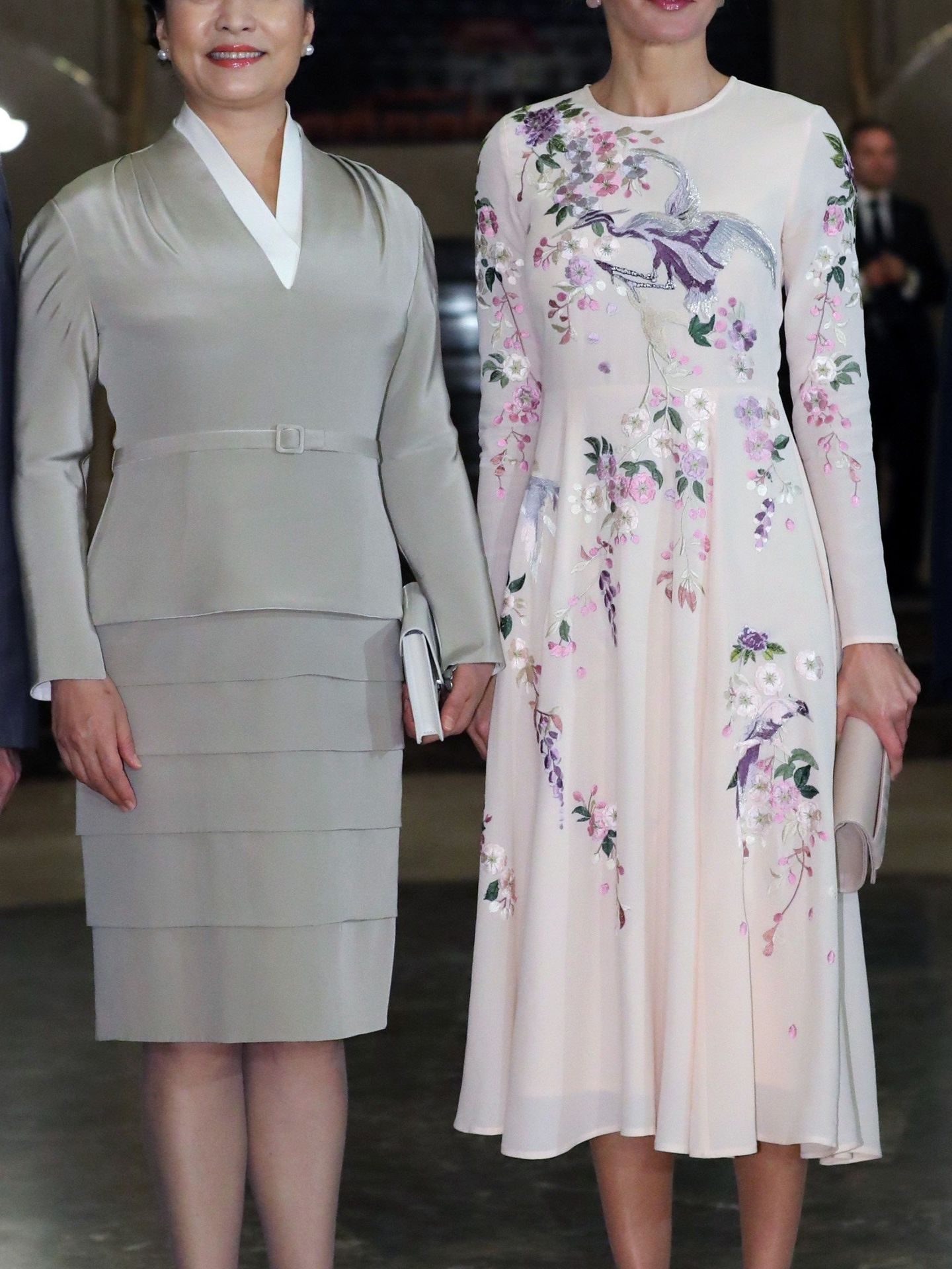 La reina Letizia y la primera dama de China, Peng Liyuan, en su visita oficial a España. (EFE)