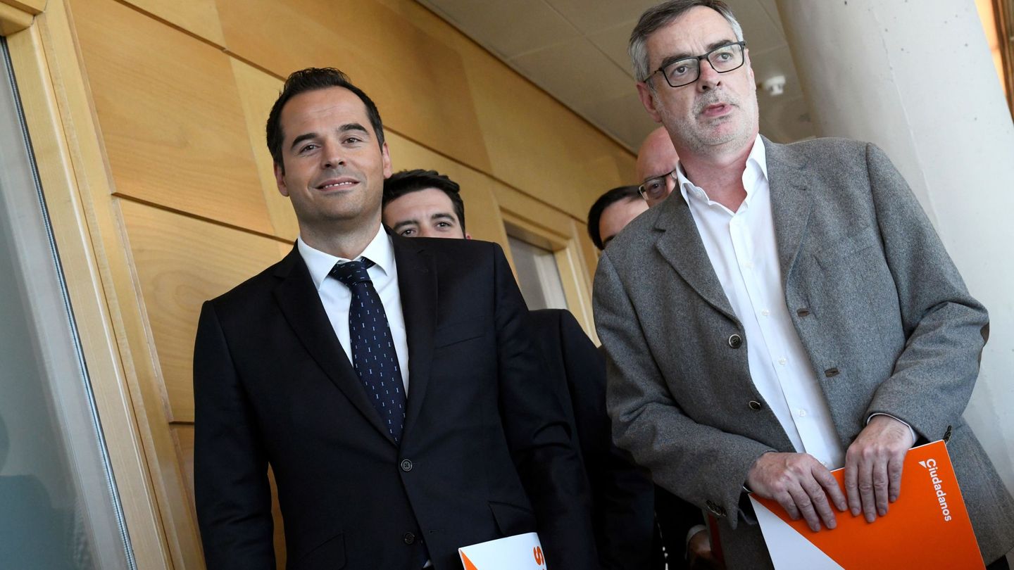 El candidato de Ciudadanos a la Comunidad de Madrid, Ignacio Aguado (i), junto al secretario general de Ciudadanos, José Manuel Villegas (d). (EFE)